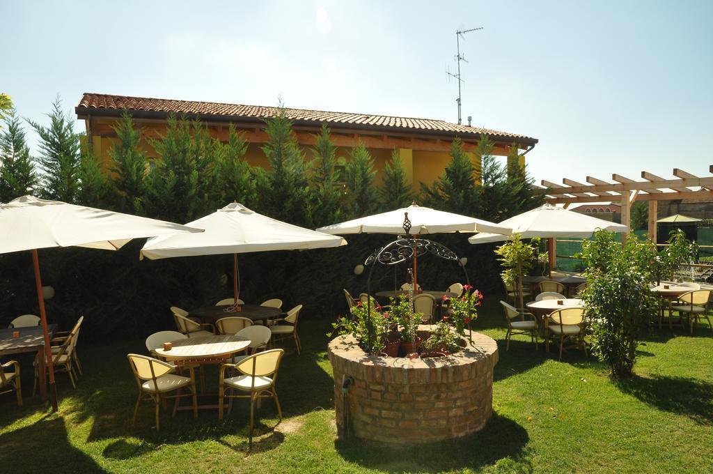 Osteria E Locanda Del Viaggiatore Russi Exterior foto